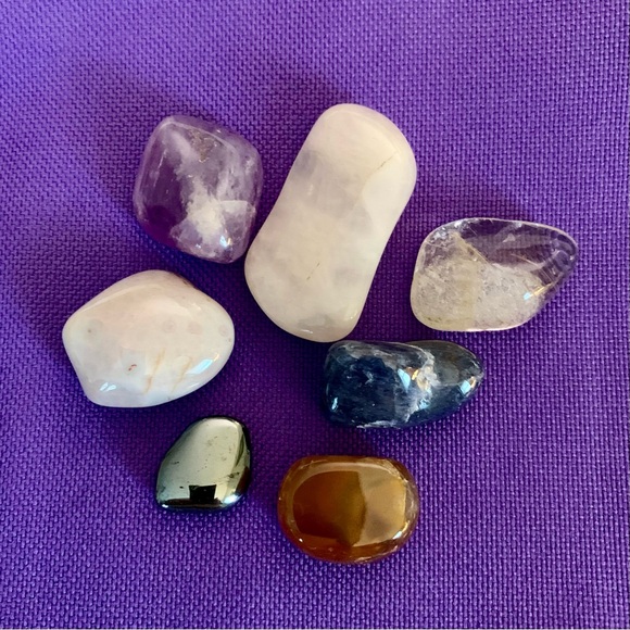 Crystal Purple Pouch Carrying Bag with Zipper & Latch Hook & Assorted Crystals. - Picture 8 of 9